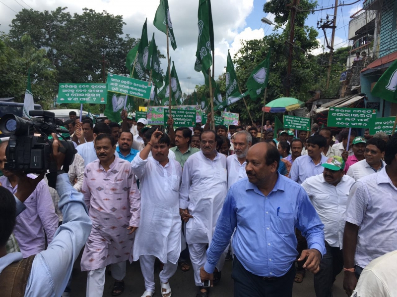 Overwhelming protests by BJD activists against polavaram project In 7 districts of south Odisha