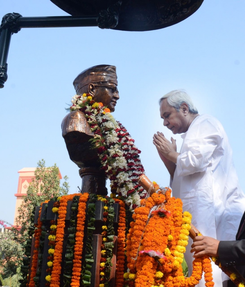 CM offers floral tribute to Netaji at his birth place at Cuttack