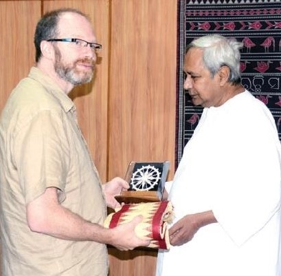 Chief Minister felicitates UNESCO Kalinga Prize awardee