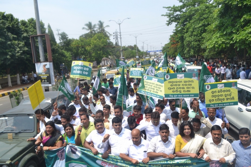BJD hits streets over Mahanadi issue, SCS row