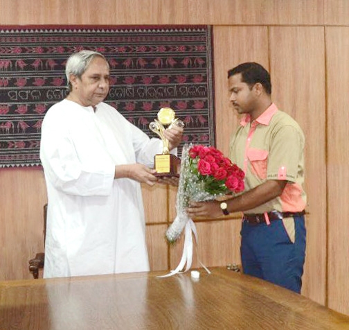 CM felicitates crafts genius Prabhanjan