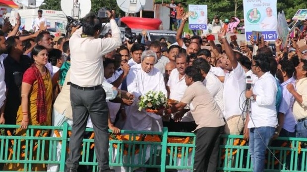 CM gets warm welcome for winning Best Administrator Outlook award