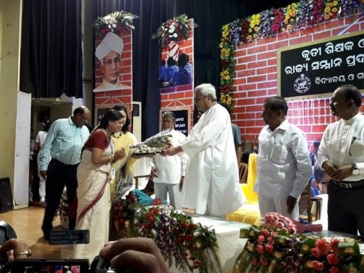 CM felicitates 100 teachers on Guru Divas