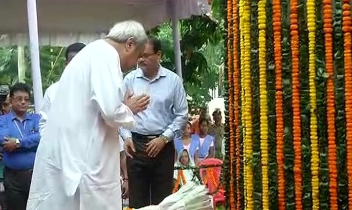 CM paid flower tribute to Mahatma Gandhi