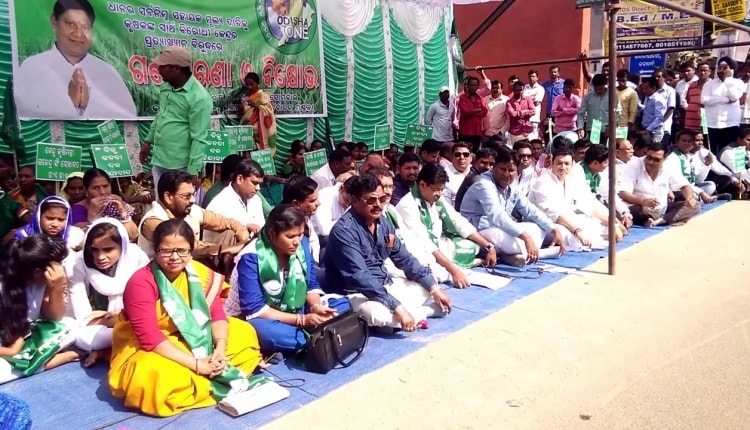 BJD launched Statewide dharna to press for Paddy MSP hike