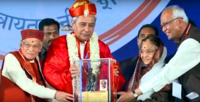 Naveen Patnaik received Ideal CM Award in Pune, dedicates to Odisha people