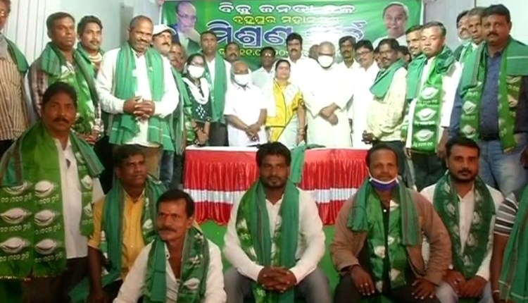 Hundreds of Workers From Other Parties Join BJD in Berhampur