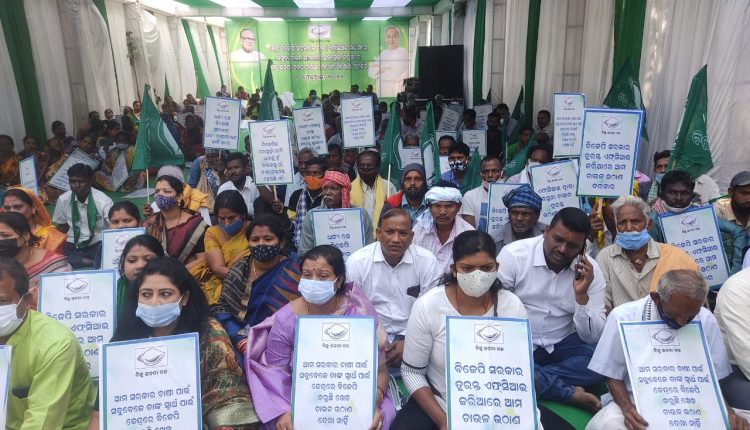 BJD Stages Protest Demanding Lifting of Parboiled Rice by FCI