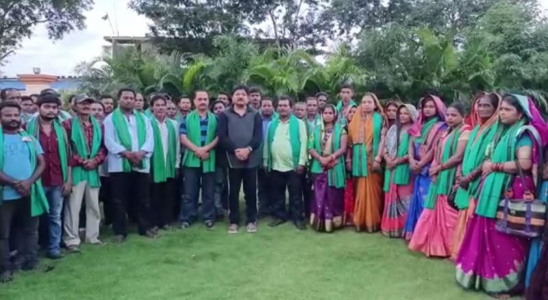 Hundreds of workers leave BJP & INC to join BJD in the presence of legislators